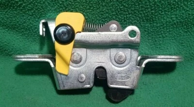 for JAGUAR XF 2009-2015 RH REAR FIXED SEAT LATCH CATCH NEW GENUINE C2Z20742 - Image 1 of 3