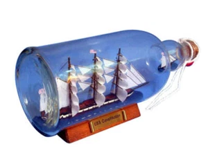 Modelo de barco USS Constitution en botella de vidrio 11" - Imagen 1 de 1