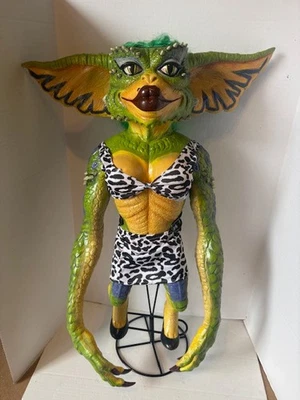 Réplica de utilería Gremlins Greta hembra Gremlin NECA suelta - exhibida Foto 1 de 3
