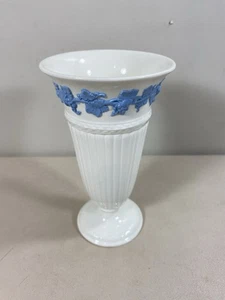 Wedgwood Queensware Lavendel auf Creme 6 3/8"h Vase - Bild 1 von 3
