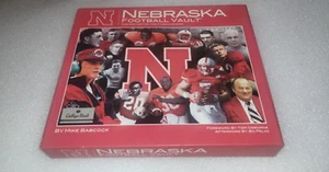 Nebraska Football Vault History Book Box Set Mike Babcock Huskers NCAA - Foto 1 di 5