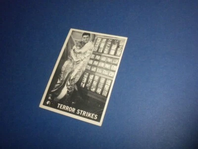 LOST IN SPACE #14 Topps 1966 card - U.S.A. vintage tv sci-fi TERROR STRIKES - Image 1 of 4