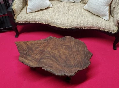 Mesa de centro miniatura de losa Burl para casa de muñecas  Foto 1 de 4