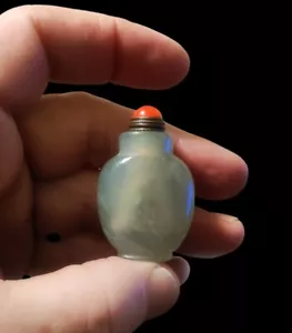 China, Miniatur geschnitzte Schnupftabakflasche hellgrün "Celadon" Hatian Jade - Bild 1 von 3