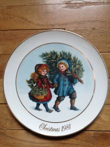 Christmas 1981 "Sharing the Christmas Spirit" Collector Plate Avon - 22k Gold - Picture 1 of 3
