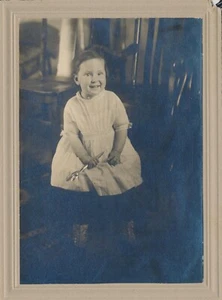 Kabinettkarte Antik Foto gruselig seltsam Kind Kind Mädchen Junge Schere lächelnd - Bild 1 von 7