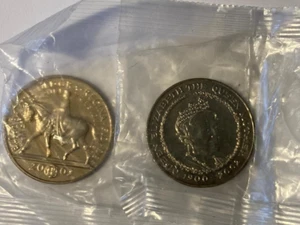 2002 Queen Mother Memorial & Queen's 50th anniversary & £5 Coins In Sealed Packs - Picture 1 of 2