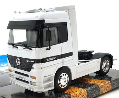 Welly 1/32 Scale Model Car 32280W - Mercedes Benz Actros - White - Image 1 of 4