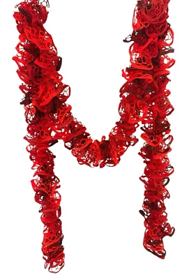 Bufanda de ganchillo con volantes hecha a mano 105 pulgadas de largo 2 tonos de rojo negro Foto 1 de 3