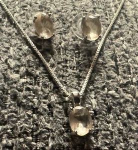 Helle Edelsteine in silberfarbenen Fassungen gefasst  - Bild 1 von 4