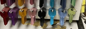 Wählen Sie 2 Kwikset KW1 Aluminium Titan sehr leicht Haus Schlüsselrohlinge in Farbe - Bild 1 von 1
