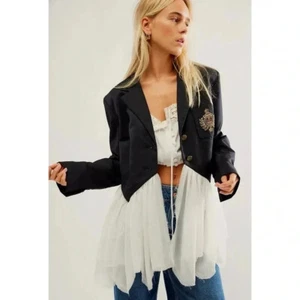 NUEVO CON ETIQUETAS Free People Ballet Escuela Blazer Chaqueta Volantes Bordado Cuello Mediano - Imagen 1 de 14