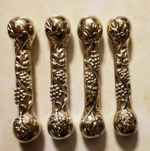 JUEGO DE 4 CUCHILLOS DE PELTRE DESCANSA PATRÓN DE UVA Y HOJA - Imagen 1 de 3
