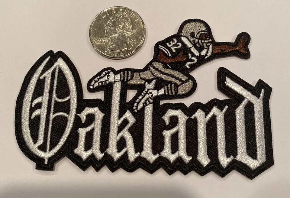 OAKLAND RAIDERS ESTILO VINTAGE BORDADO HIERRO EN PARCHE 4"x 2.5" ¡HERMOSO! Foto 1 de 3