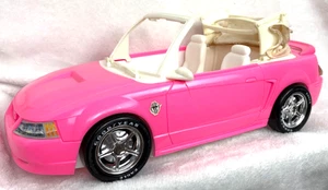 RARA 1999 Barbie auto bambola Ford Mustang GT rosa convertibile panno auto superiore Mattel - Foto 1 di 13