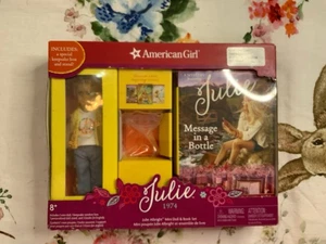 American Girl BeForever 6,5 Zoll Mini Puppe Julie mit 3 Taschenbüchern/Lesezeichen - Bild 1 von 5