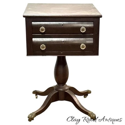 Antigua mesa de costura clásica de caoba con 2 cajones Federal Phyfe pata de latón Foto 1 de 4