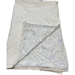 Manta para bebé de cosecha propia Gymboree tejida con cable estampado de dinosaurio algodón orgánico - Imagen 1 de 13