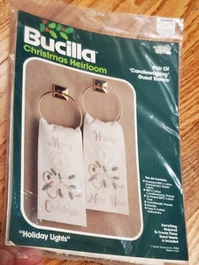 Bucilla Candlewicking Gästetücher 82114 ""Urlaubslichter"" Neu in Verpackung - Bild 1 von 10