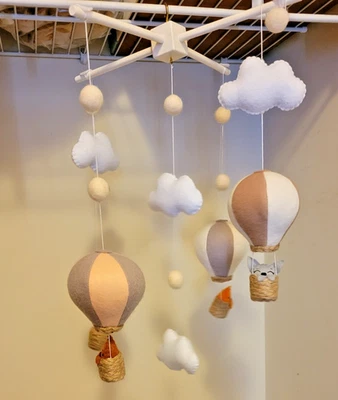 Globos Aire Caliente Personalizados Cuna Móvil Fieltro Nubes Animales en Cestas Color Neutro Foto 1 de 4