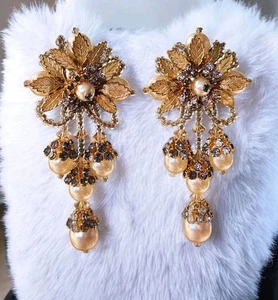 Vtg Signed Lois Ann Goldtone Leaves Faux Pearl Rhinestone Dangle Clip Earrings  - Picture 1 of 15