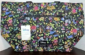 Bolso de Mano Disney Classics on the Green Vera Bradley Disney 100 Cordón Familiar Nuevo con Etiquetas - Imagen 1 de 6