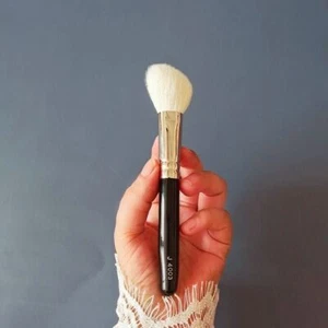Hakuhodo Brush J4003 Hand Crafted Makeup Highlighter Brush - Picture 1 of 3