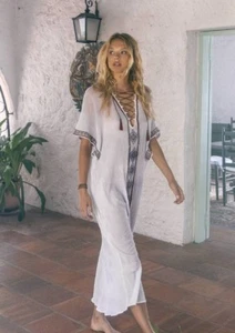 NWT $185.00 Vitamin A Topanga Isabelle Embroidered Maxi Caftan Dress Sz. M/L - Foto 1 di 5