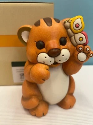 THUN Tigre con Farfalla F3188B90 FUORI PRODUZIONE Statuetta Ceramica Dolcezza - Immagine 1 di 4
