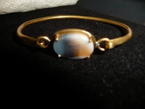 GOLD TONE HINGED BANGLE W NATURAL CENTER STONE BRACELET #26/14 - Picture 1 of 6