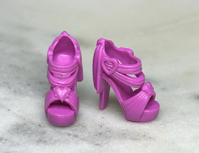 Zapatos Fashionistas *Barbie*: Rosa Oscuro Puntera Abierta con Corazones Tacones Altos Foto 1 de 4
