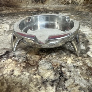 Posacenere vintage in alluminio art deco piedini artiglio a punta UFO - Foto 1 di 8
