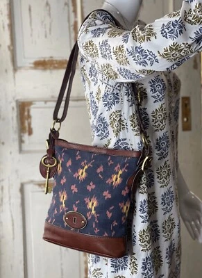 FOSSIL MADDOX 皮革和蓝色帆布 IKAT 水桶斜挎包单肩包 旅行者 — 第 1/4 张图片