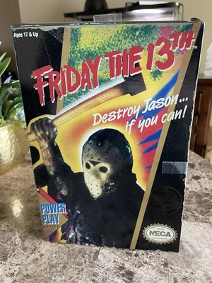 Figura NECA Jason Voorhees Friday the 13th NES Power Play GameStop Nintendo Foto 1 de 4