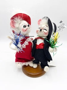 Annalee 7″ NEW YEAR’S MOUSE COUPLE Wood Base Red Dress Tuxedo Cute Mice 2002 - Picture 1 of 6