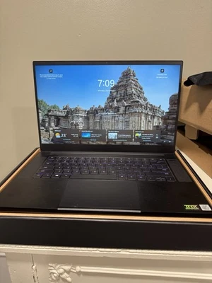 Portátil para juegos Razer Blade 15 - i7-10750H, GTX 1660 Ti 6 GB, 32 GB RAM, SSD de 1 TB Foto 1 de 4