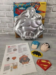 Wilton Superheld Batman/Superman Kuchenform Set mit Kunststoff Gesicht/Schild verpackt 1977 - Bild 1 von 9
