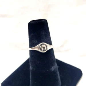 Handgefertigter Sterlingsilber Ring modernes Design besetzt mit Heu חי auf Hebräisch - Bild 1 von 4