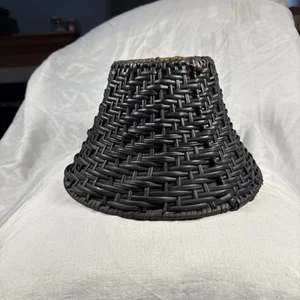 Pequeña pantalla boho vintage de ratán tejida de mimbre negro con clip   - Imagen 1 de 6