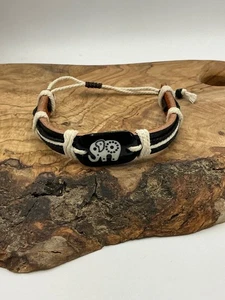 Pulsera Ajustable de Cuero con Elefante sobre Dije de Plástico Hecha en Senegal NUEVA - Imagen 1 de 3