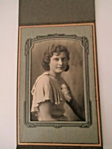 ANTIQUE CABINET PHOTO PORTRAIT OF BEAUTIFUL YOUNG WOMAN  W/ PEARLS & CORSAGE   - Picture 1 of 5