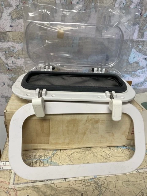 Puerto de apertura de autodrenaje Beckson #PO410-WC-10 4" x 10" blanco/claro lente grifo 1" Foto 1 de 1