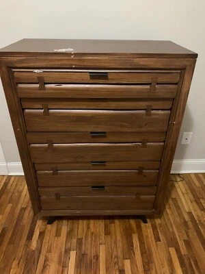 Cómoda de dormitorio corta y alta marrón arce. Buen estado.  Foto 1 de 4