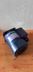 Motor trifásico de frecuencia variable OM 1 PIEZA 5IK90GE-SW2T en buenas condiciones - Imagen 1 de 3