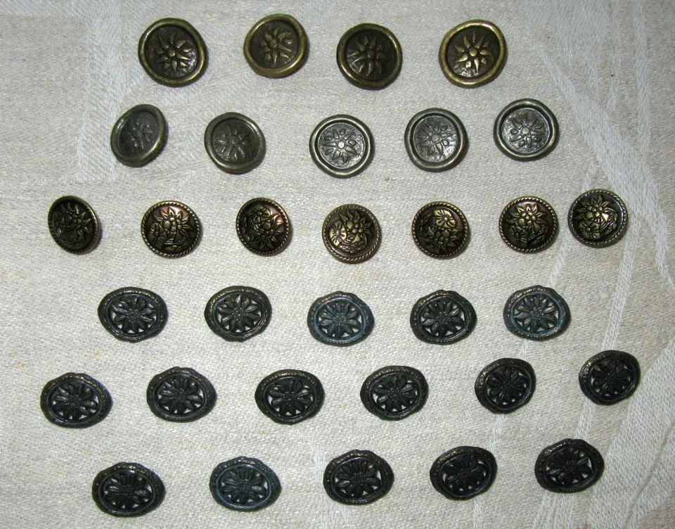 VERSCHIEDENE KONVOLUTE TRACHTENKNÖPFE - SILBER - BRAUN - METALL - KUNSTSTOFF - Bild 1 von 1