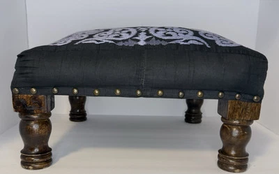 Taburete de pie de madera maciza Needlepoint/otomano negro con arte púrpura cosido a mano Foto 1 de 4