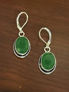 SILVER TONE ROPE EDGE FRAMED OVAL DROP FAUX EMERALD GREEN LEVER BACK EARRINGS - Picture 1 of 10