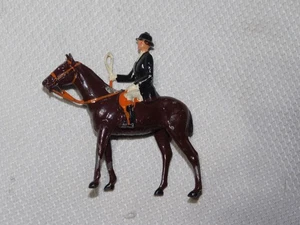 Vintage Britains Fuchsjagd Jagd Frau reitend schwarzes Pferd Leine Spielzeug Spaziergang - Bild 1 von 3