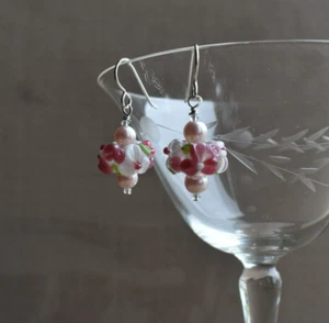 Rosa und weiße erhabene Blumen Rondelle Lampwork und rosa Swarovski Perlen Ohrringe - Bild 1 von 9