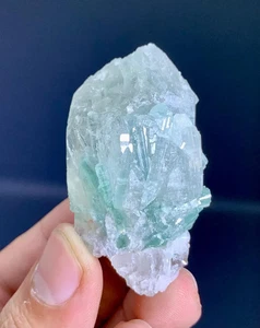 Paraiba-ähnlicher Farbturmalinhaufen auf Quarz aus Afghanistan - 47 Gramm - Bild 1 von 5